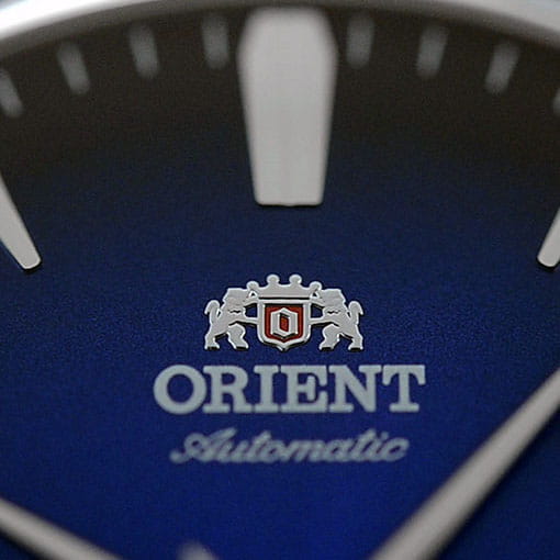 Orient Bambino Automatic FAC08004D0 - liniowe indeksy oraz logo marki