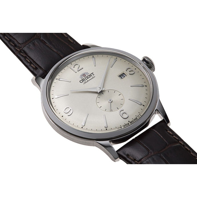 Orient Bambino Small Seconds RA-AP0003S10B - jasna tarcza i wypukłe szkło