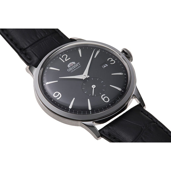 Orient Bambino Small Seconds RA-AP0005B10B – czarna tarcza z subtarczą sekund, cyframi arabskimi i datownikiem
