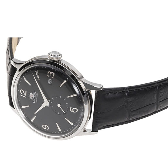 Orient Bambino Small Seconds RA-AP0005B10B – wypukłe szkło i stalowa koperta z profilu