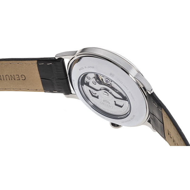 Orient Bambino Small Seconds RA-AP0005B10B – przeszklony dekiel z widocznym mechanizmem automatycznym
