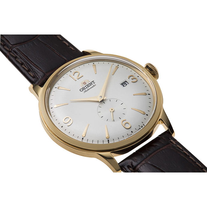 Orient Bambino Small Seconds RA-AP0004S10B – biała tarcza z subtarczą sekund, cyframi arabskimi i datownikiem