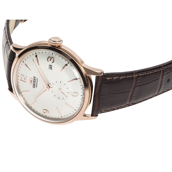 Orient Bambino Small Seconds RA-AP0001S10B – wypukłe szkło i stalowa koperta z profilu