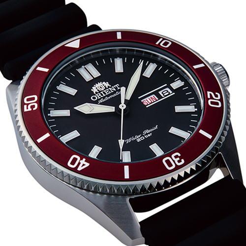 Orient Mako XL RA-AA0011B19B - czarna tarcza z pokaźnymi indeksami i czerwonym bezelem