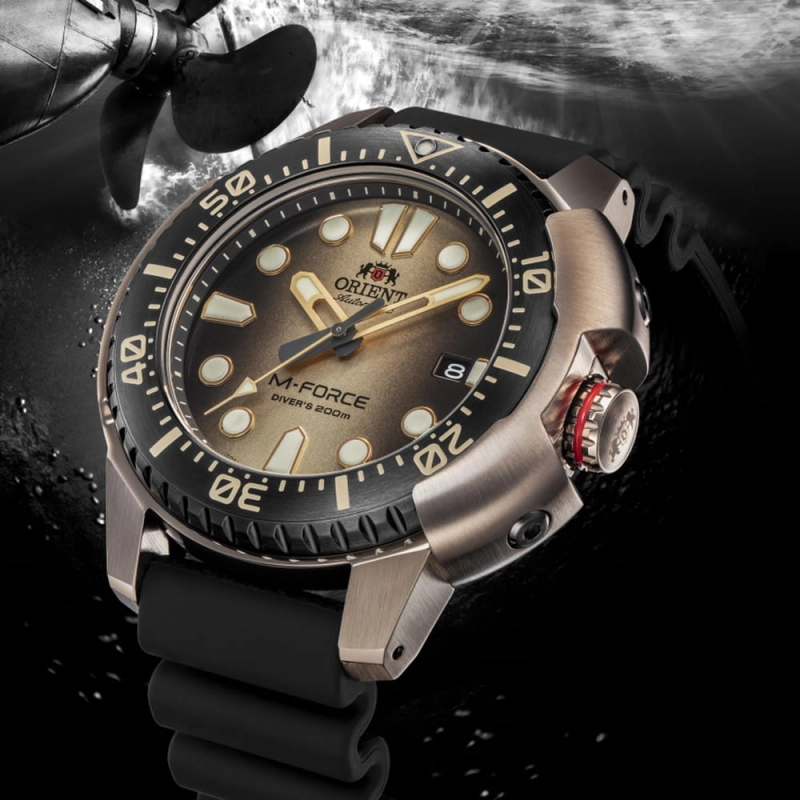 Orient M-Force Limited Edition RA-AC0L05G00B - profil zegarka z widoczną osłoną koronki i koperty