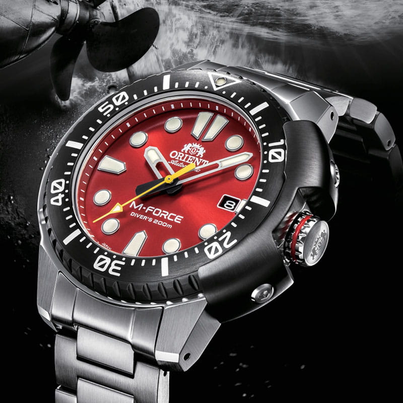 Orient M-Force RA-AC0L02R00B - profil koperty z widoczną osłoną koronki i koperty
