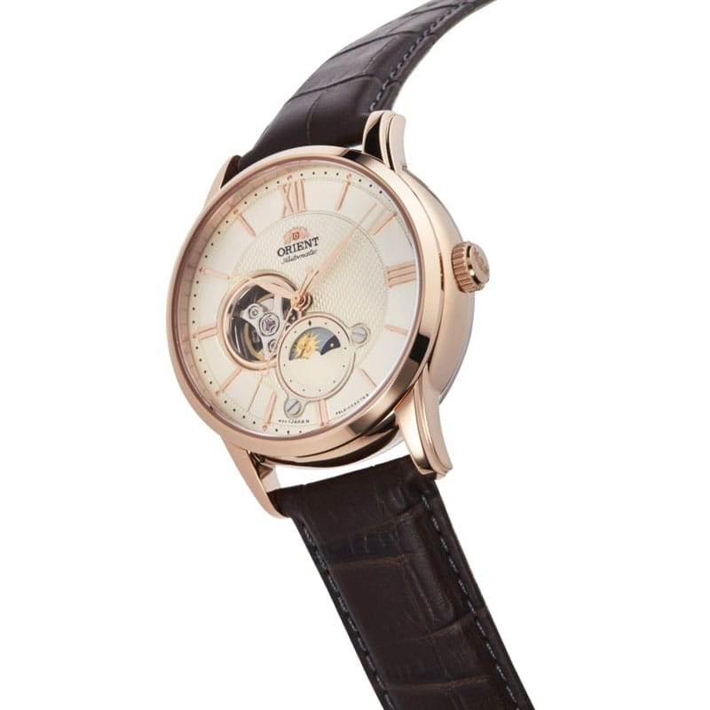 Orient Classic Sun & Moon Open Heart RA-AS0009S10B - profil zegarka wraz z widoczną tarczą i otwartym balansem