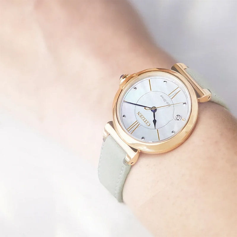 Citizen L May Bells EM1073-18D na ręku