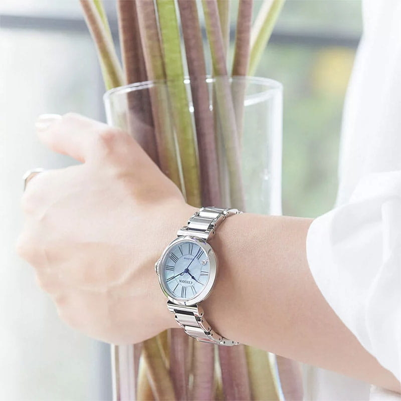 Citizen L May Bells EM1060-87N na ręku
