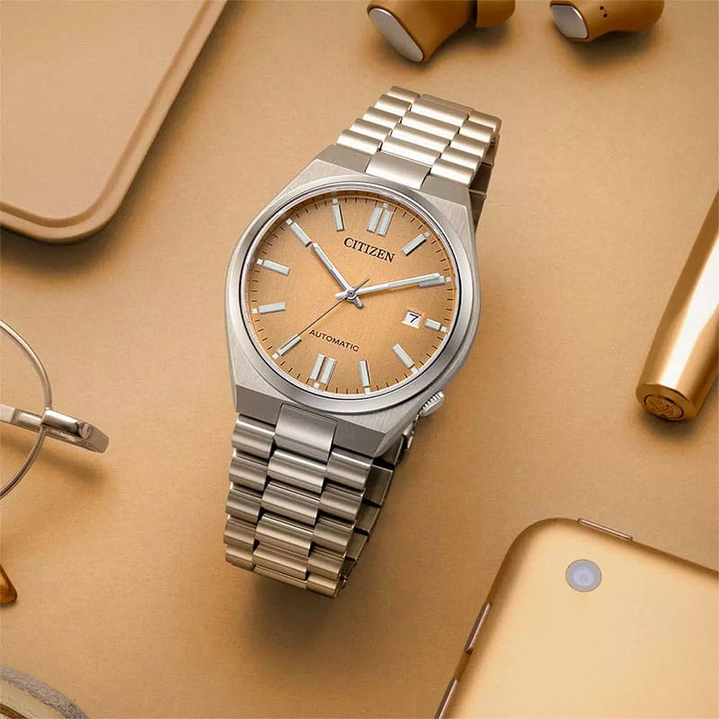 Citizen Mechanical Tsuyosa NJ0159-86Z zegarek na stole
