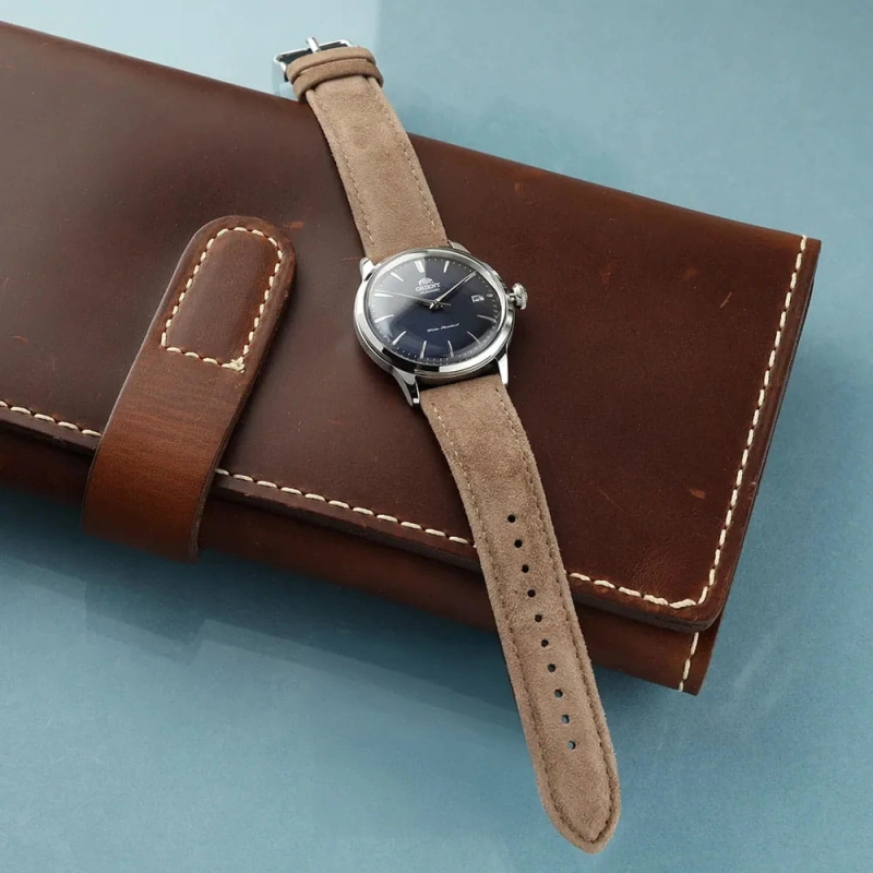 Orient Bambino Automatic RA-AC0M12L30B - zegarek automatyczny leżący na stole