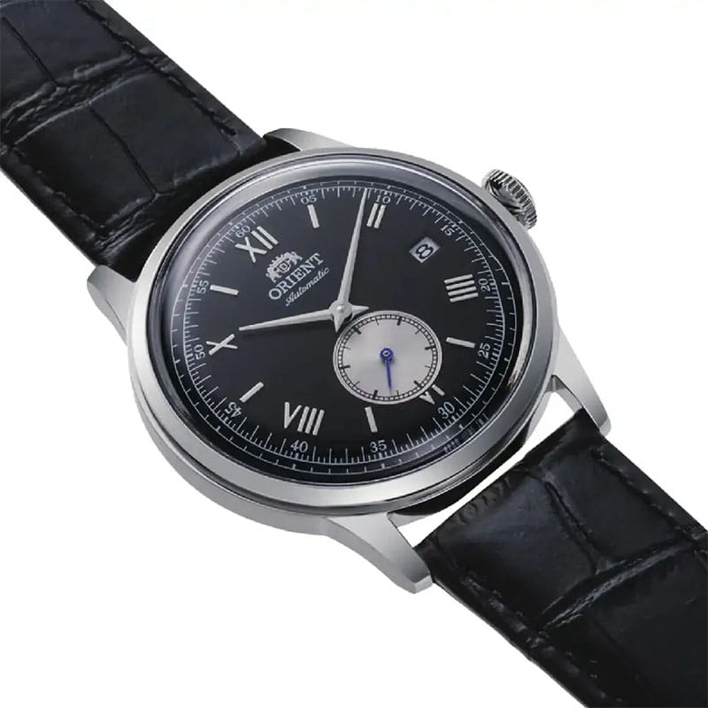 Orient Bambino Small Seconds RA-AP0101B30B – czarna tarcza z cyframi rzymskimi i subtarczą sekund