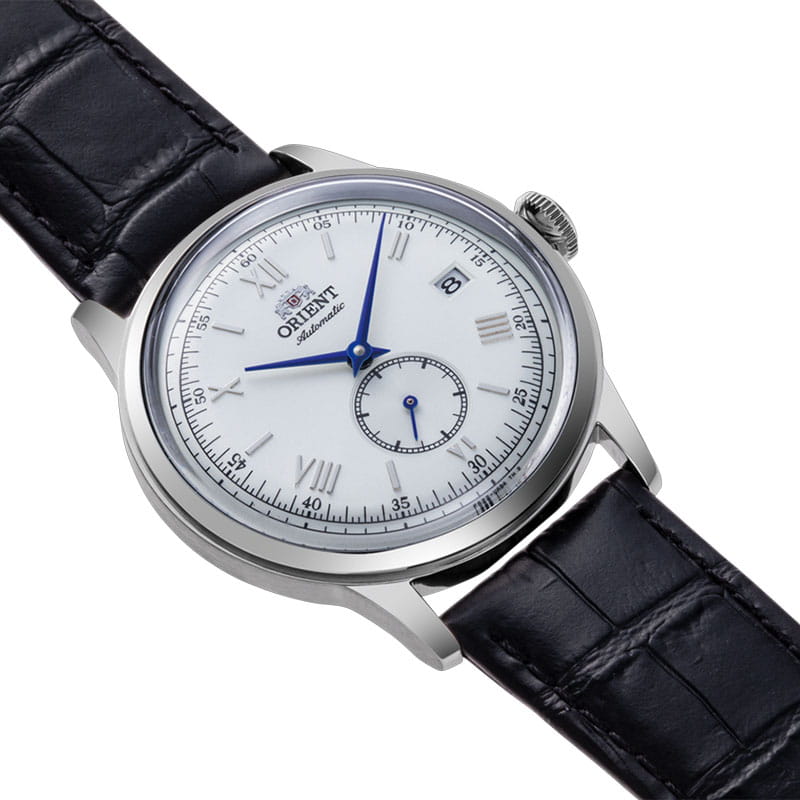 Orient Bambino Small Seconds RA-AP0104S30B – biała tarcza z cyframi rzymskimi i subtarczą sekund