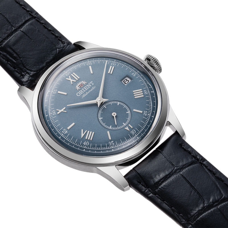 Orient Bambino Small Seconds RA-AP0103L30B – niebieska tarcza z cyframi rzymskimi i subtarczą sekund
