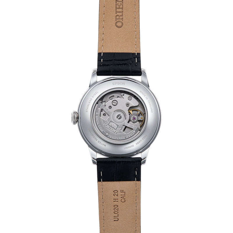 Orient Bambino Small Seconds RA-AP0103L30B – tył zegarka z widocznym wykończeniem paska
