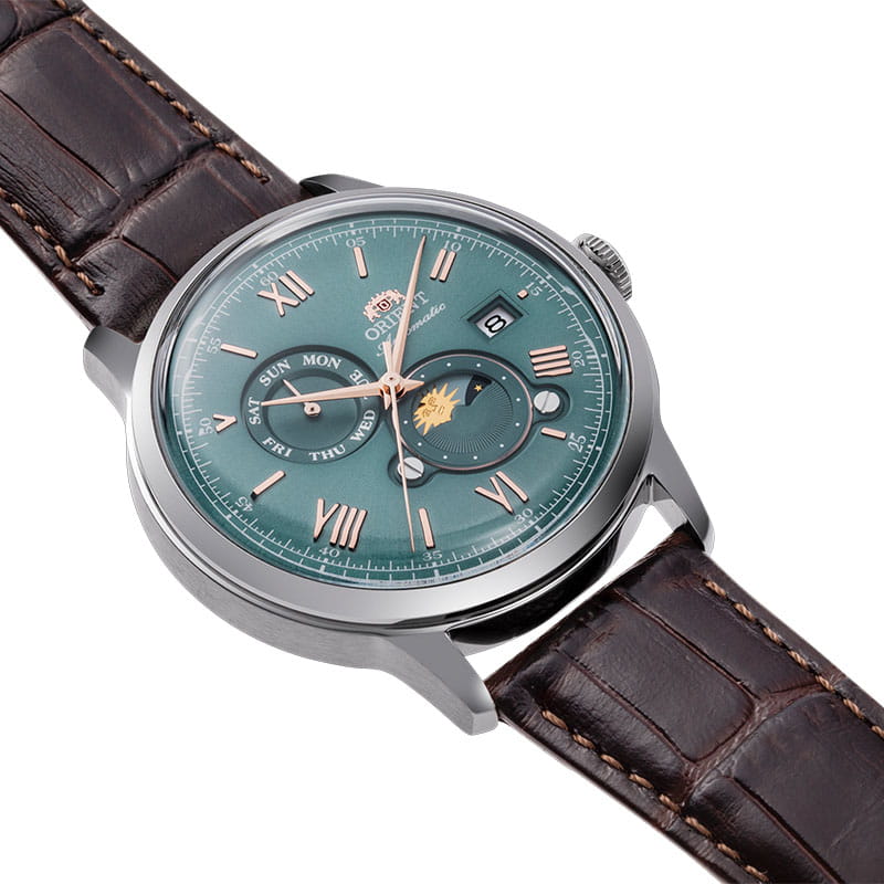 Orient Bambino Sun & Moon RA-AK0805E30B – zielony cyferblat ze słońcem, księżycem, indykatorem dnia tygodnia i różowozłotymi cyframi