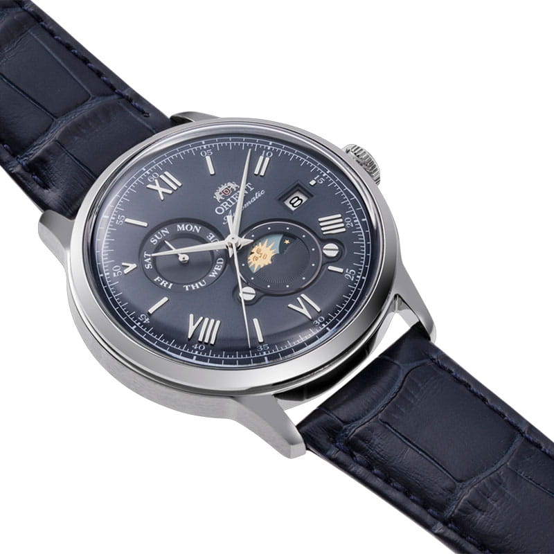 Orient Bambino Sun & Moon RA-AK0806L30B – granatowy cyferblat ze słońcem, księżycem, indykatorem dnia tygodnia i srebrnymi cyframi