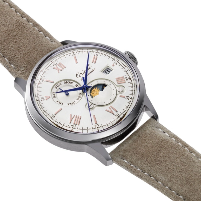 Orient Bambino Sun & Moon RA-AK0808S30B – biała tarcza z niebieskimi wskazówkami, różowozłotymi cyframi i wskaźnikiem dnia i nocy