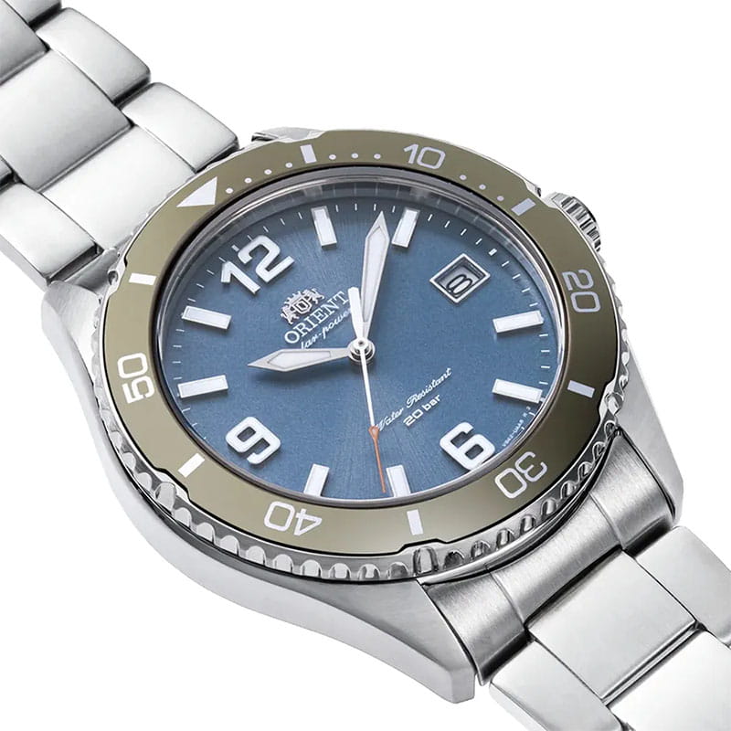 Orient Sport Solar RA-WJ0002L10B - niebieska tarcza z indeksami liniowymi oraz cyframi arabskimi i datownikiem