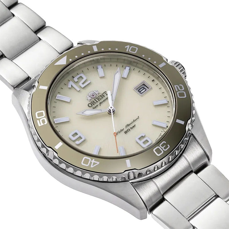 Orient Mako Solar RA-WJ0003S10B - jasna tarcza z indeksami liniowymi oraz cyframi arabskimi i datownikiem