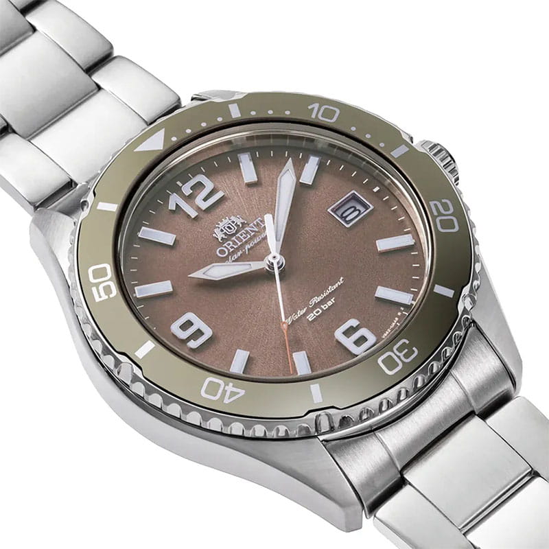 Orient Mako Solar RA-WJ0004Y10B - brązowa tarcza z indeksami liniowymi oraz cyframi arabskimi i datownikiem