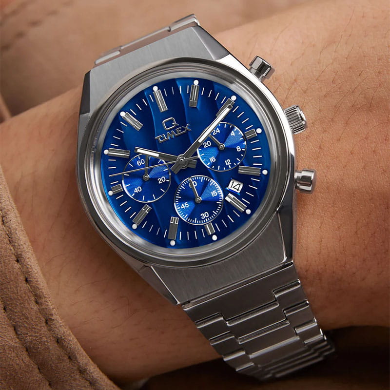 Timex Q Timex Falcon Eye Chronograph TW2W33700 - zegarek z niebieską tarczą, chronografem i stalową bransoletą na nadgarstku