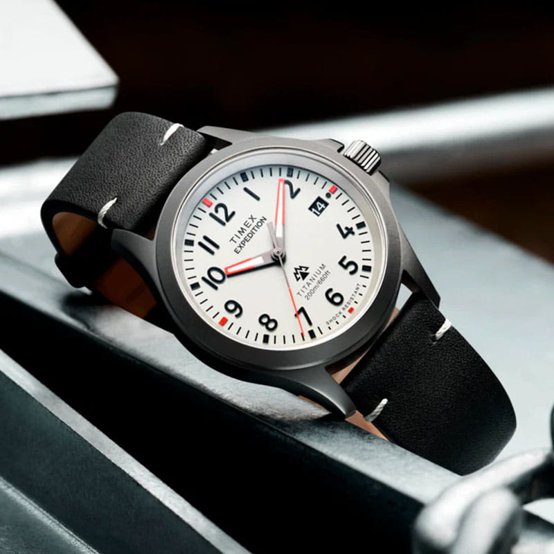 Timex Expedition Titanium TW2W78200 - jasna tarcza z cyframi arabskimi oraz oknem datownika chroniona szafirowym szkłem
