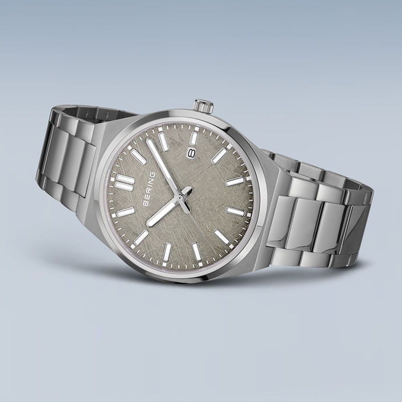 Bering Classic 17639-777 na boku