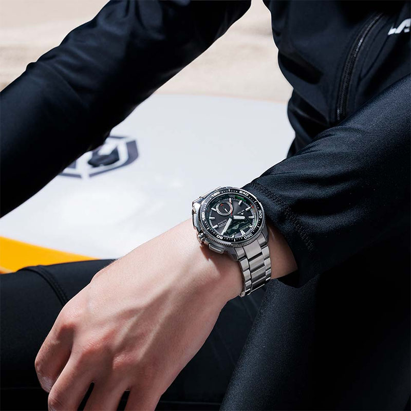 Citizen Promaster Wave Tracker JV3001-53E na nadgarstku