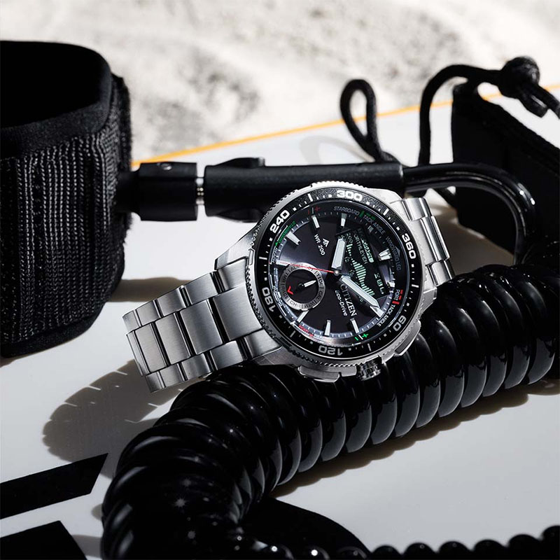 Citizen Promaster Wave Tracker JV3001-53E na stole