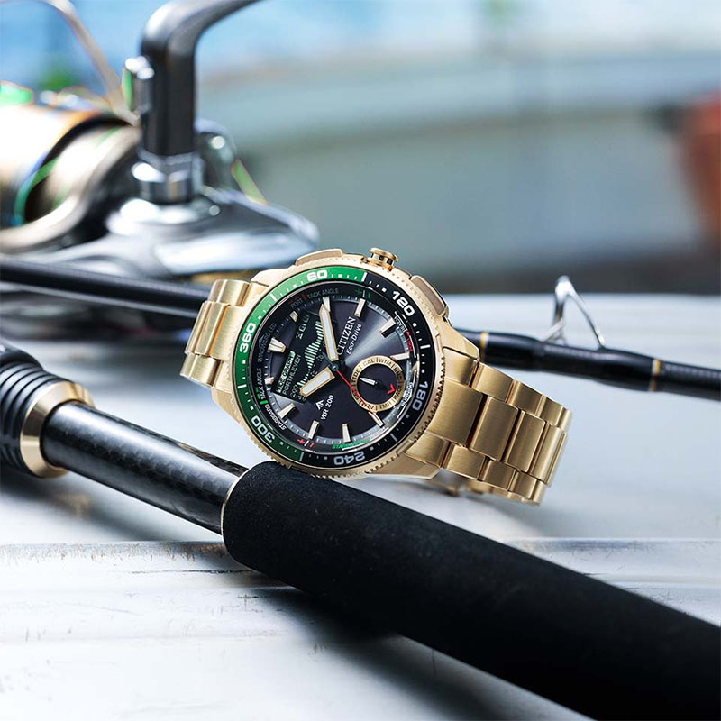 Citizen Promaster Wave Tracker JV3002-51E na boku