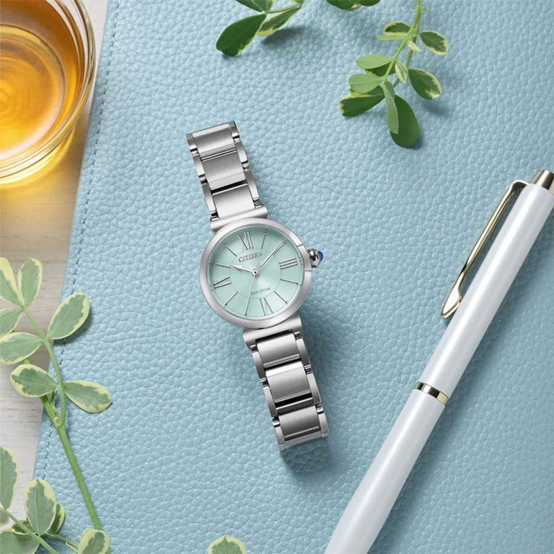 Citizen L EM1070-83L na stole