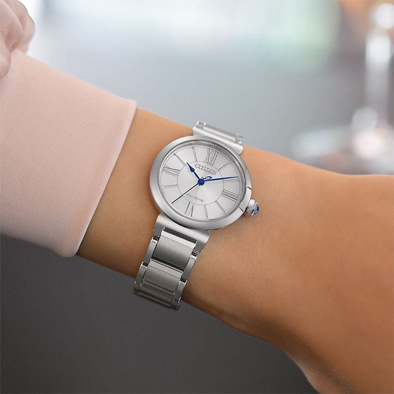 Citizen L EM1070-83A na ręku
