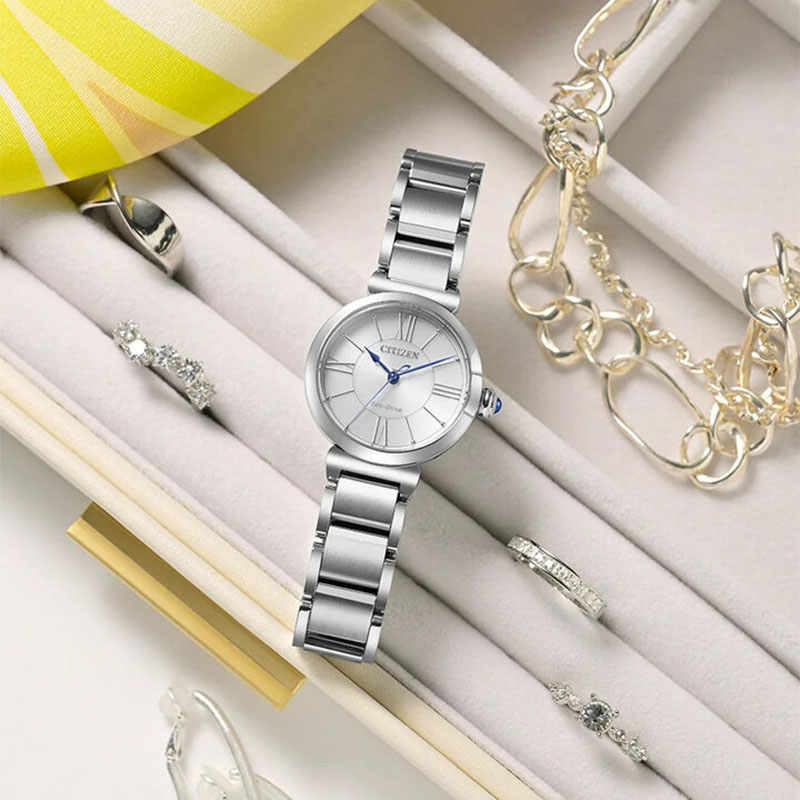 Citizen L EM1070-83A na stole