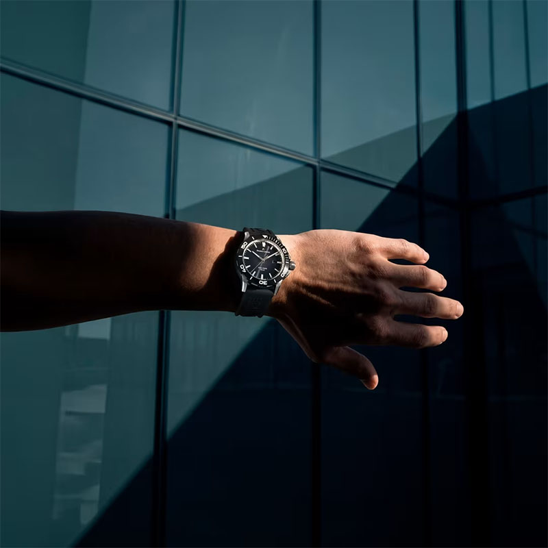 Maurice Lacroix Pontos S Solar PT1008-SSL20-330-2 zegarek na ręku