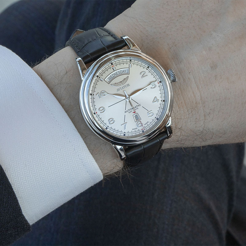 Aviator Douglas Day-Date 45 V.3.44.0.399.4 na ręku