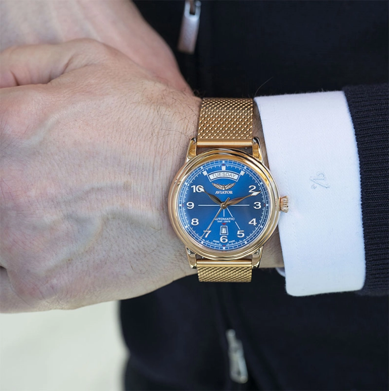Aviator Douglas Day-Date 45 V.3.44.2.402.5 zegarek na ręku