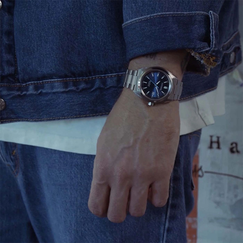 Citizen AW1900-50L – męski zegarek tytanowy na nadgarstku