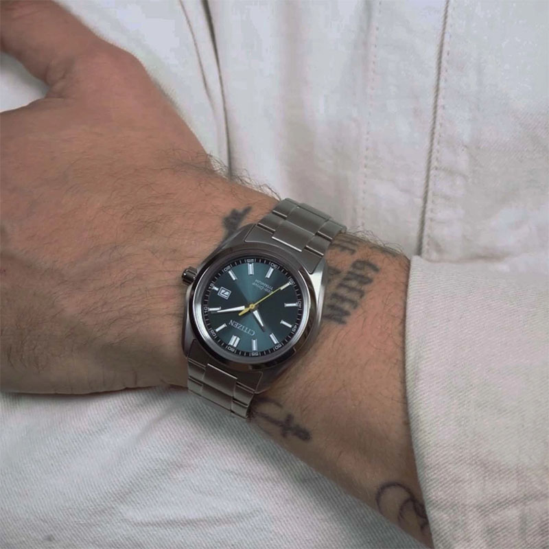 Citizen AW1900-50X – zegarek z morską tarczą na nadgarstku