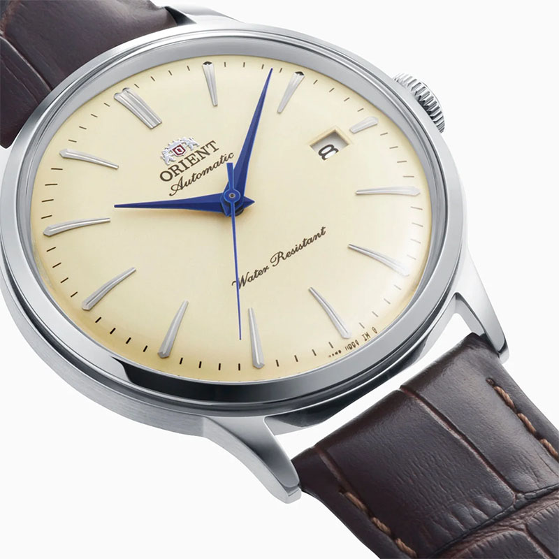 Orient Bambino Automatic RA-AC0033Y30B – kremowa tarcza z datownikiem i indeksami liniowymi