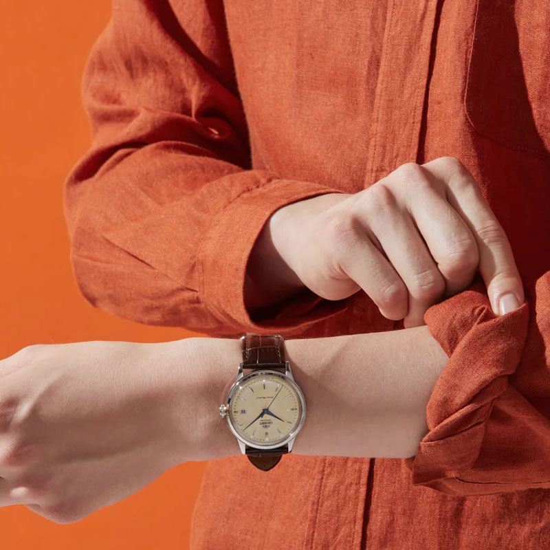 Orient Bambino Automatic RA-AC0033Y30B – na nadgarstku