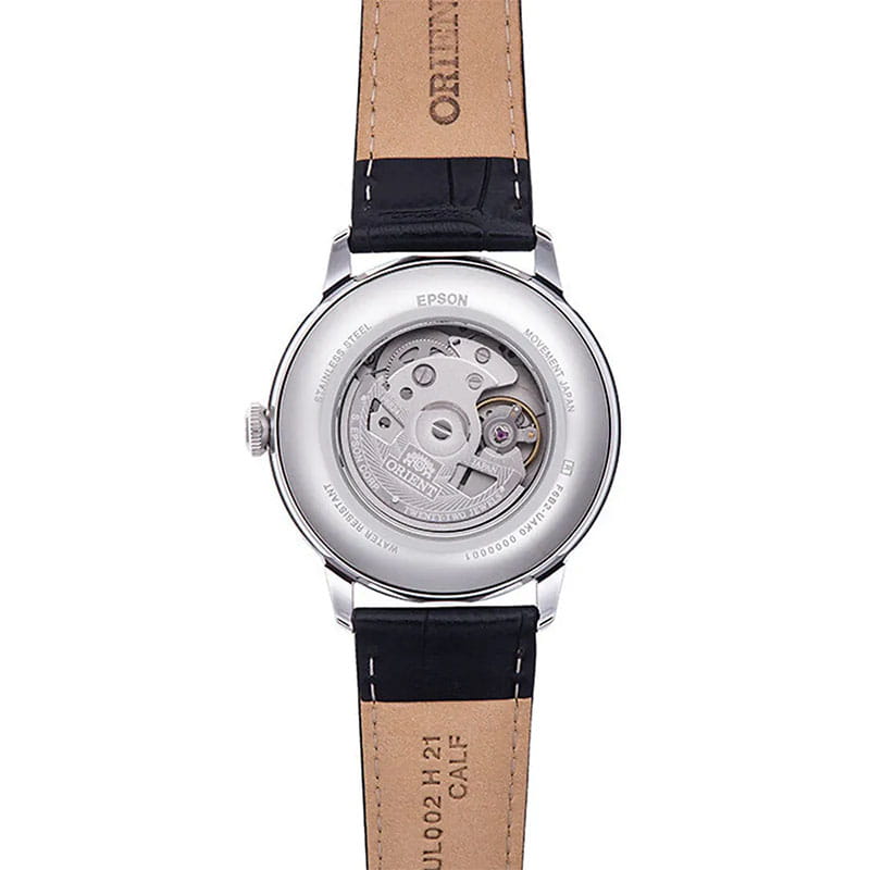 Orient Bambino Sun & Moon RA-AK0802S30B – przeszklony dekiel z widocznym mechanizmem automatycznym