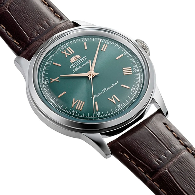 Orient Bambino Automatic RA-BB0001E30B – zielona tarcza z indeksami liniowymi, cyframi rzymskimi i arabskimi
