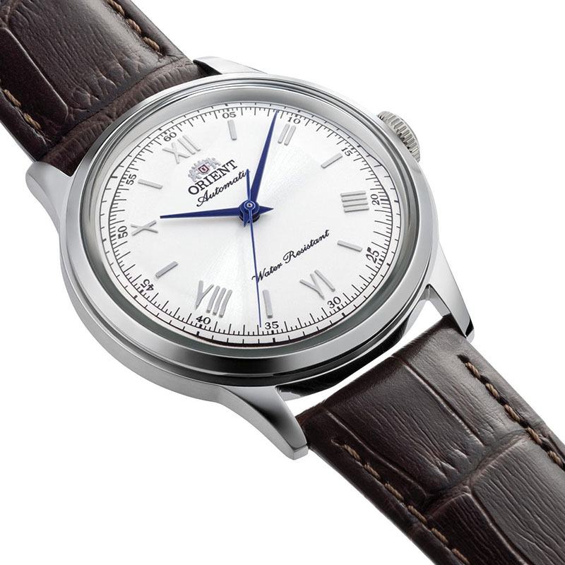 Orient Bambino Automatic RA-BB0002S30B – biała tarcza z indeksami liniowymi, cyframi rzymskimi i arabskimi