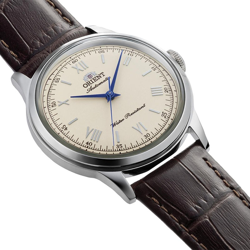 Orient Bambino Automatic RA-BB0003Y30B – jasna tarcza z indeksami liniowymi, cyframi rzymskimi i arabskimi
