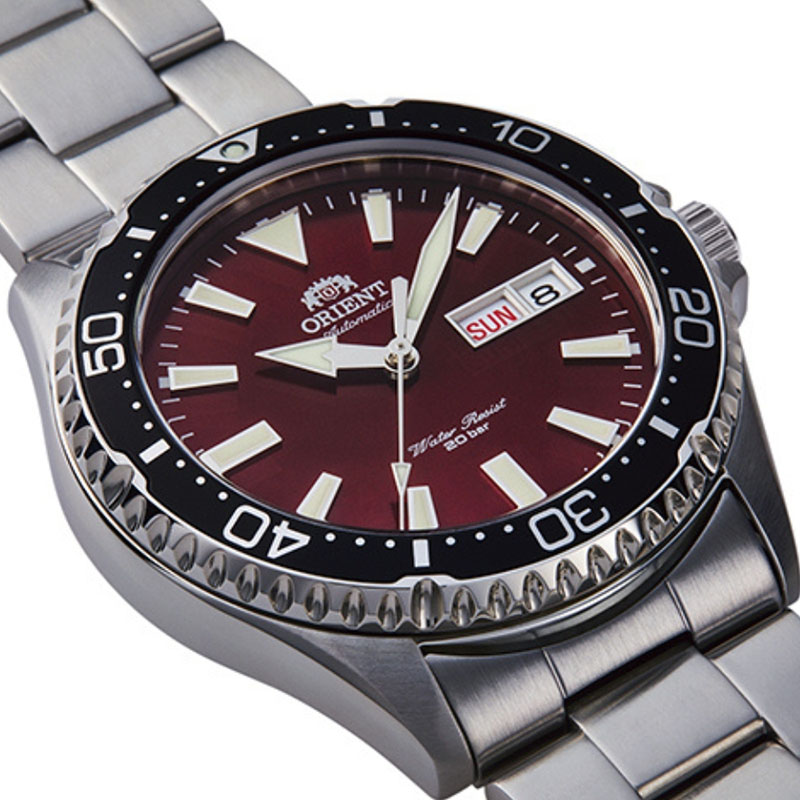 Orient Kamasu RA-AA0003R39B - bordowa tarcza z indeksami, datą i dniem tygodnia