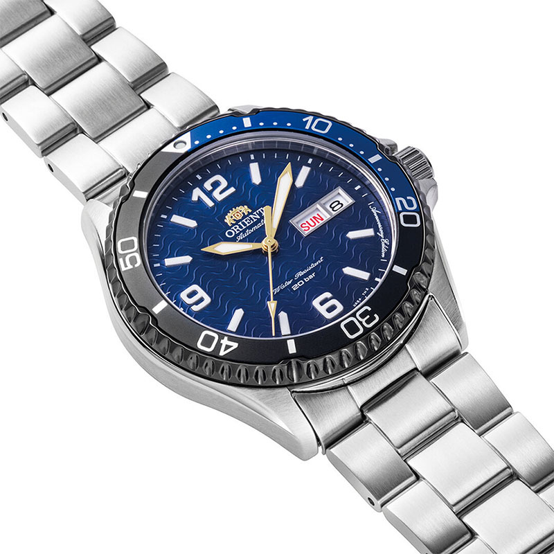 Orient Kamasu 20th Anniversary Limited Edition RA-AA0822L19B - niebieska tarcza z motywem fal, datownikiem.