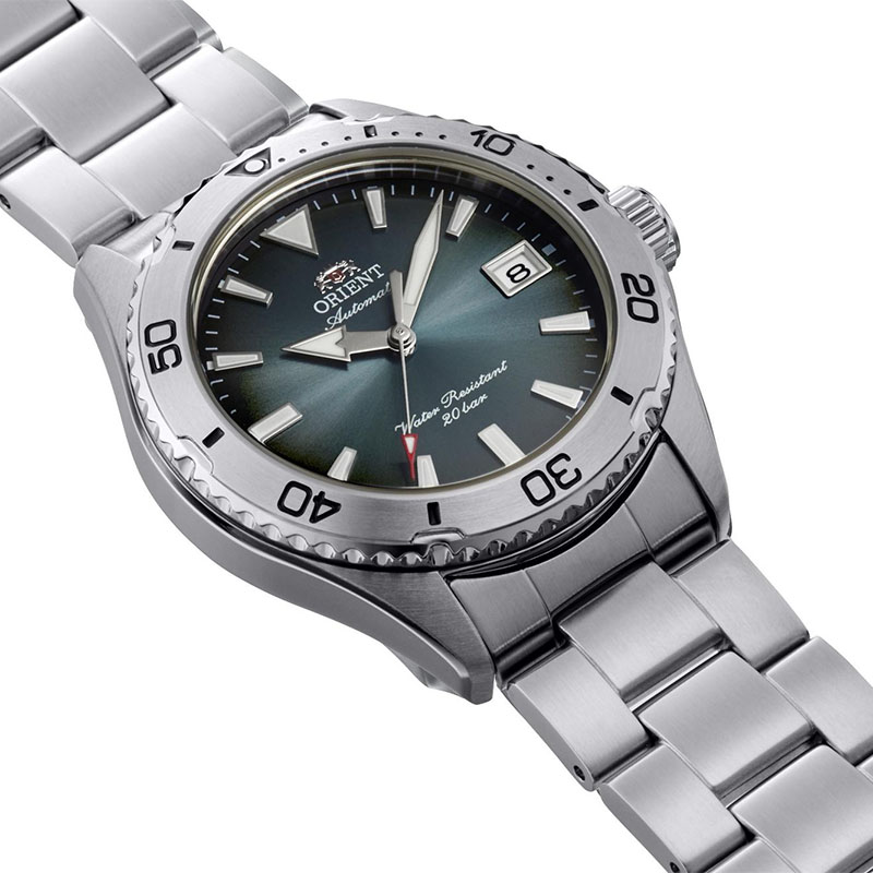 Orient Mako RA-AC0Q13E30B - gradientowa, szmaragdowa tarcza z indeksami i datownikiem