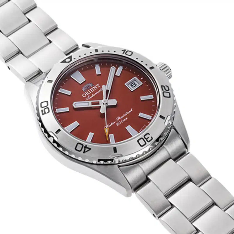 Orient Mako RA-AC0Q09R30B - wyrazista, czerwona tarcza z indeksami i datownikiem