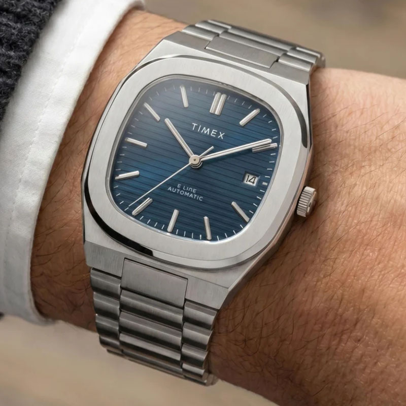 Timex E Line Automatic TW6A00700 – cyferblat w kolorze niebieskim z poziomą teksturą i datownikiem